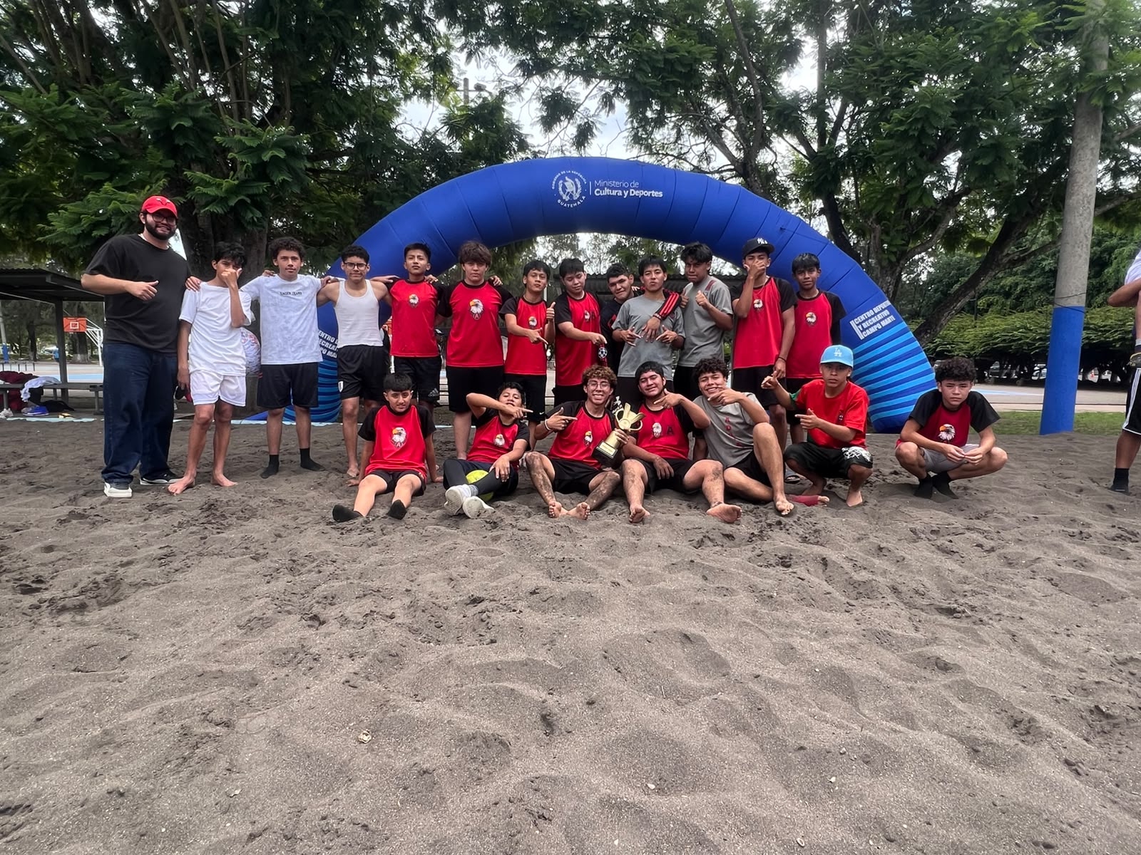 Estudiantes participando en actividades deportivas