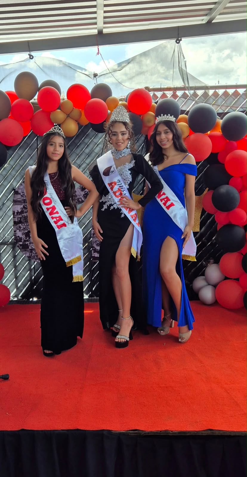 Estudiantes participando en una festividad del Colegio Adonai